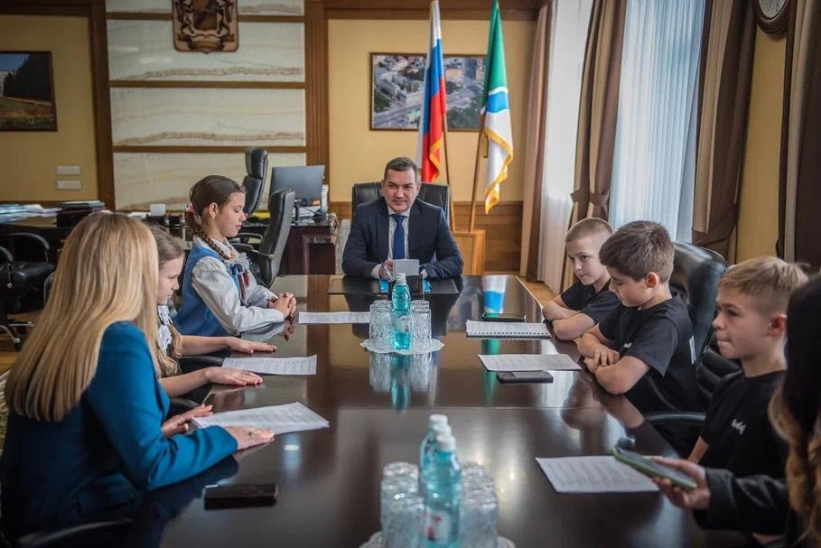 Фото Детство в деревне и самбо в мамином халате. Мэр Новосибирска Максим Кудрявцев дал первое интервью юнкорам Сиб.фм Group 2 - Сиб.ФМ Фото Детство в деревне и самбо в мамином халате. Мэр Новосибирска Максим Кудрявцев дал первое интервью юнкорам Сиб.фм Group 2